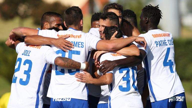 Der FC Famalicao steigt in Portugals erste Liga auf. Hinter ihnen auf dem unglücklichen Nicht-Aufstiegsplatz drei steht die zweite Mannschaft Benfica Lissabons die ohnehin nicht aufstiegsberechtigt ist. 