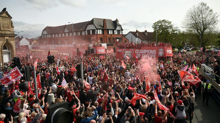 Die Fans fluten die Straßen. Jeder will die Heimkehr der Europapokal-Helden sehen.