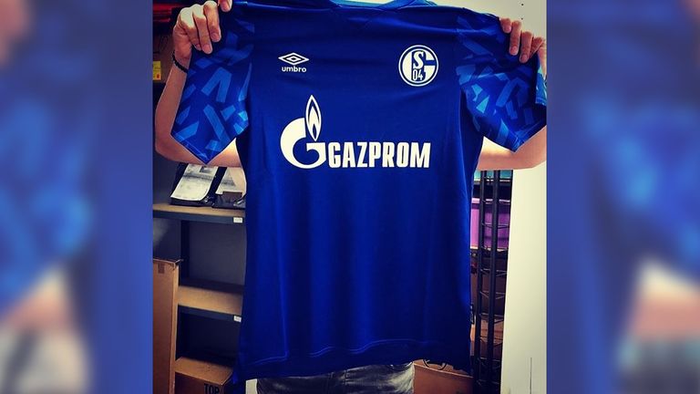 Das neue Schalke-Trikot kommt im schlichten Königsblau mit grafischen Elementen auf den Ärmeln (Quelle: Facebook/@DieSchalkeTrikotsammlung)