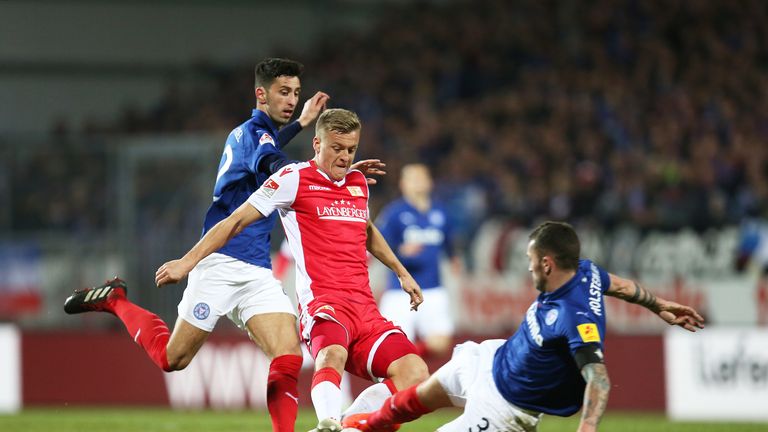 Felix Kroos (M.) kam in der vergangenen Saison in 25 Zweitligaspielen zum Einsatz. Dabei erzielte er zwei Tore und bereitete zwei weitere vor.