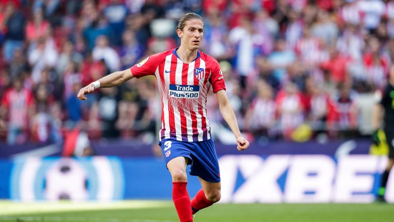 Wie er selbst sagte entscheidet der Linksverteidiger Filipe Luis erst nach der Copa America wo es ihn im nächsten Jahr hinzieht. Angebote von Flamengo und aus Europa soll der Brasilianer vorliegen haben. 