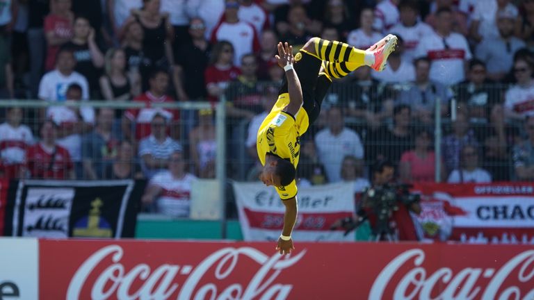 Paul-Philipp Besong feiert seinen Doppelpack gegen den VfB Stuttgart mit einem Salto.