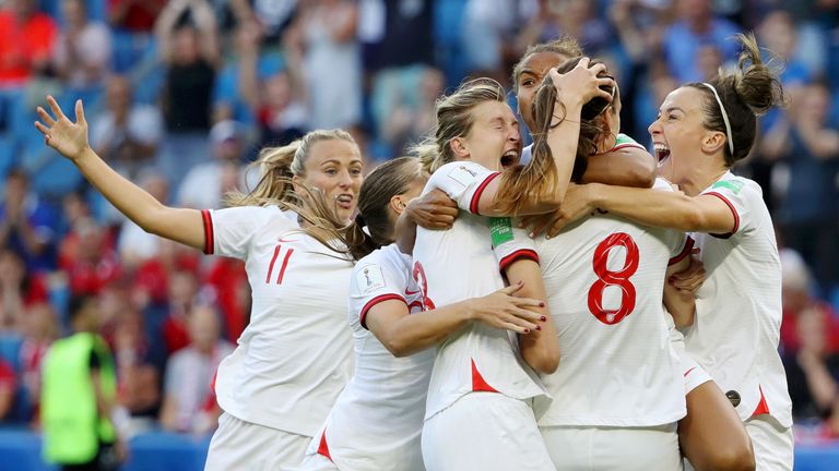 Nach einem Blitz-Tor von Jill Scott gewinnen die Engländerinnen letztlich mit 3:0 gegen Norwegen und ziehen ins WM-Halbfinale ein.