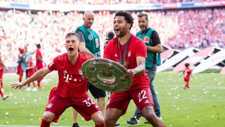 Serge Gnabry feiert die Deutsche Meisterschaft 2018/19 mit dem FC Bayern München.