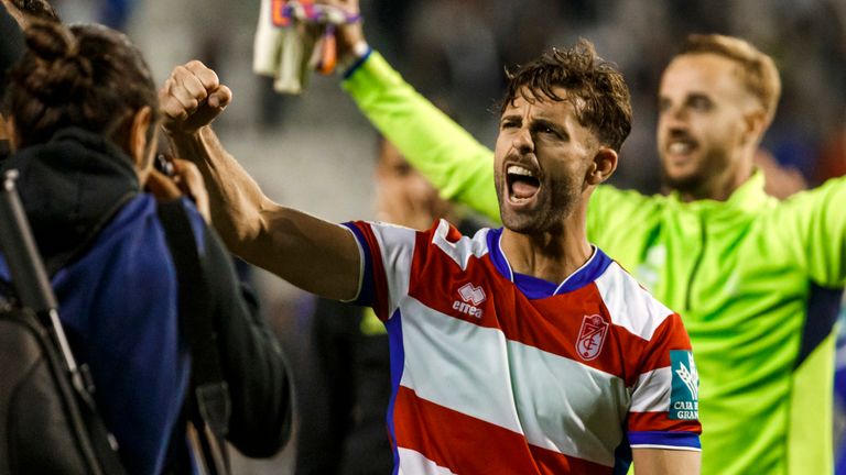 Als Tabellenzweiter steigt Granada wieder in die spanische LaLiga auf. Nach zwei Jahren in der Segunda B packt die Mannschaft mit Ex-BVB Stürmer Adrian Ramos den Sprung in die Erstklassigkeit. 