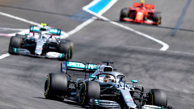 Lewis Hamilton kommt beim GP von Frankreich als erster über die Ziellinie.