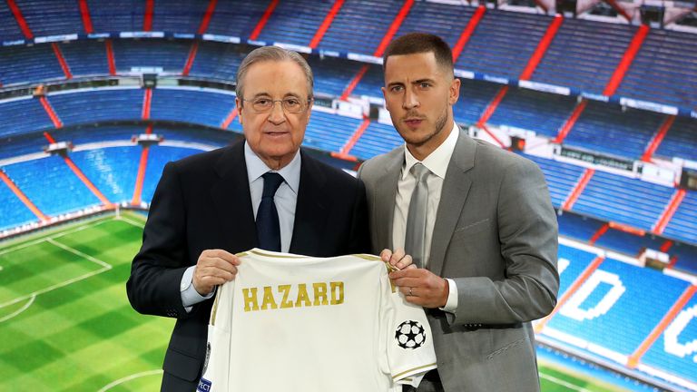 Eden Hazard präsentiert sein neues Trikot. Die Rückennummer fehlt noch.