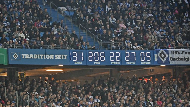 Die legendäre Uhr im Hamburger Volksparkstadion wird abgebaut.