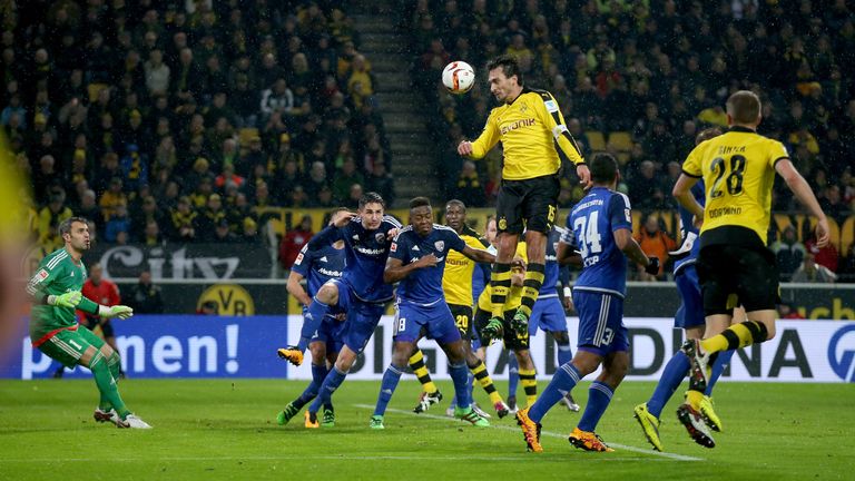 Mats Hummels steht in der Luft. 25 Tore erzielte der Innenverteidiger für den BVB, 14 davon mit dem Kopf.