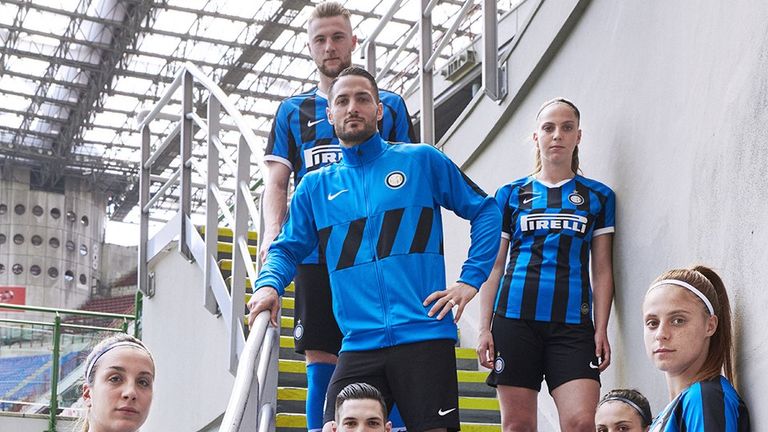 Inter Mailand spielt auch nächstes Jahr im klassisch blau-schwarz gestreiften Heimtrikot. (Quelle: Twitter Inter Mailand)