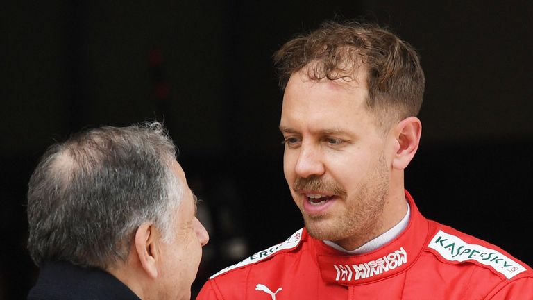FIA-Präsident Jean Todt im Gespräch mit Ferrari-Pilot Sebastian Vettel.