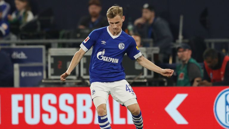 Schalke 04 stattet Jonas Carls mit einem Profivertrag aus.