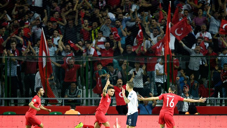 Düsseldorfs Kaan Ayhan (2.v.l.) bringt die Türkei gegen Weltmeister Frankreich in Führung.