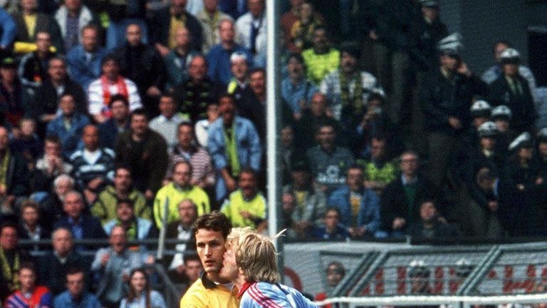 Und wieder gegen Dortmund. Nach einem Kontakt im Strafraum mit Heiko Herrlich, zeigt der Titan wer im Münchner Sechszehner Herr im Haus ist. Kahn knabberte an Herrlich, der sich verwirrt aus der Nähe des Keepers entfernt. 