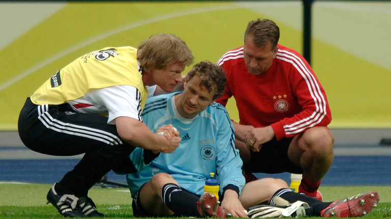 Oliver Kahn stellte sich in den Dienst der Mannschaft. In seiner Rolle als Ersatztorhüter ging er als Motivator voraus, gab Tipps und half wo er nur konnte. So auch vor dem Elfmeterschießen gegen die Argentinier als er Jens Lehmann gut zu redete.