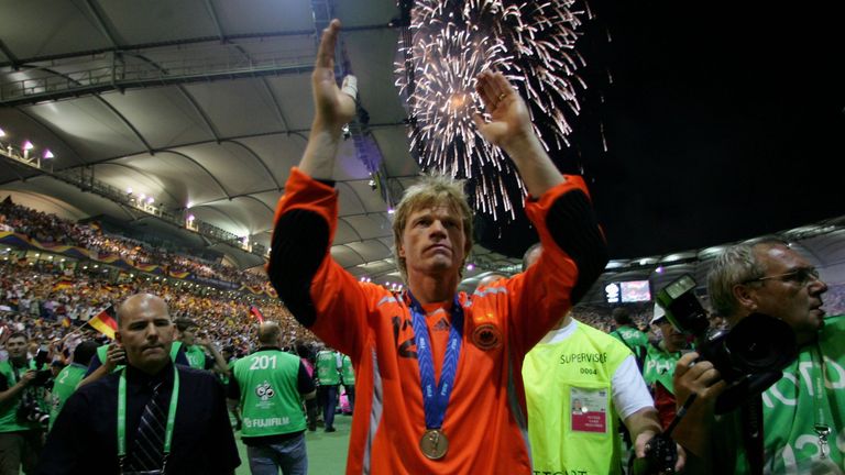 Nachdem Kahn kurz vor der WM in der Rangliste der Torhüter auf Platz zwei hinter Jens Lehmann gerutscht war, macht der Titan beim Spiel um Platz drei gegen Portugal sein letztes Match im DFB-Dress.