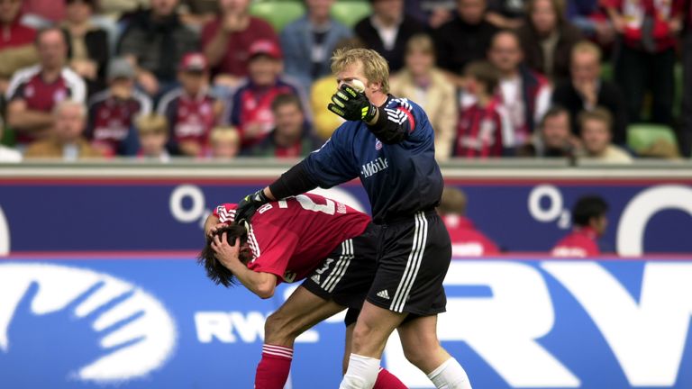 Nur eine seiner skurrilen Aktionen: Gegen die Werkself packte Kahn seinen Gegenspieler Thomas Brdaric am Kragen und schüttelte ihn kräftig durch.