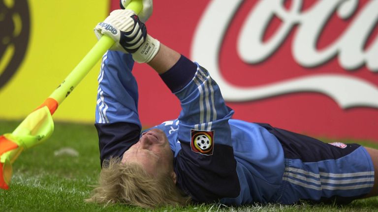 Patrick Andersson trifft und macht den FC Bayern München in letzter Minute zum Meister. Schalke muss sich mit Platz zwei zufrieden geben. Oliver Kahn jubelte zusammen mit der Eckfahne über die Last-Minute-Meisterschaft der Bayern. 