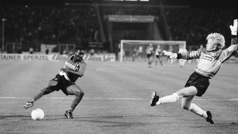 Es gab wenige die den Jahre langen Keeper der Bayern überwinden konnten. JayJay Okocha allerdings spielte ihn schwindelig. Der Nigerianer tanzte Kahn beim Spiel KSC gegen Frankfurt aus und schob den Ball am Ende lässig in die Maschen. 