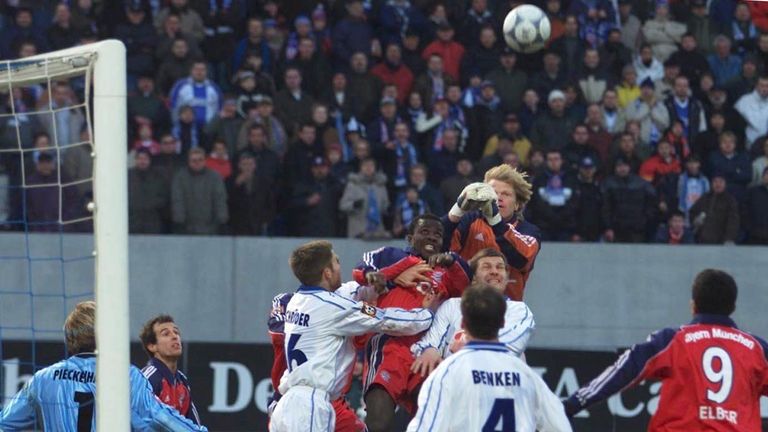 Fast schon ein typischer Kahn: Die Münchner liegen gegen Rostock kurz vor Schluss hinten. Bei einer Ecke der Bayern ist Kahn vorne mit dabei und faustet den Ball ins Tor. Die Folgen: Kahn kassiert Gelb-Rot und die Bayern verlieren in Rostock.