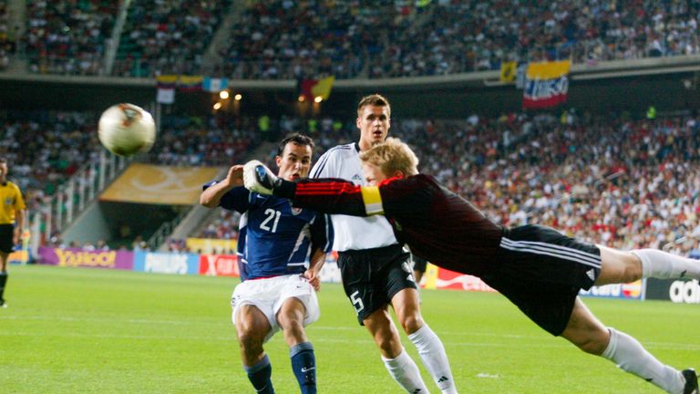 Bei der WM in Süd Korea überragte Kahn zunächst in der K.O. Phase. Mit seinen unglaublichen Paraden ebnete er der Nationalelf von 2002 den Weg ins Finale.  