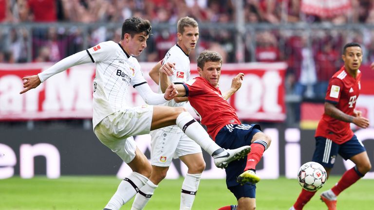 Dass Kai Havertz (l., im Duell mit Bayerns Thomas Müller) seinen Vertrag in Leverkusen langfristig erfüllt, ist ''utopisch'', sagt Sky Reporter Marco Wiefel.