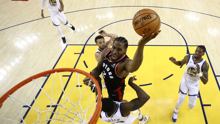 Kawhi Leonard erzielt in Spiel drei 30 Punkte.