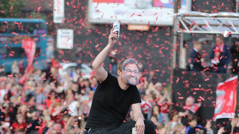 Vor allem einen feierten die Fans: Jürgen Klopp! Der Chefcoach ist für viele Anhänger der Held des Champions-League-Erfolgs.                                