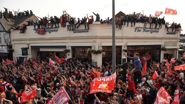 Auch auf den Dächern der Stadt versammelten sich die Anhänger der Reds...