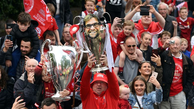 Auch mancher Fan hat sich einen eigenen Henkelpott besorgt. 