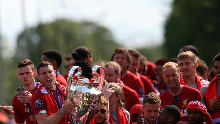 Da ist das Ding! James Milner präsentiert den Fans den Henkelpott.