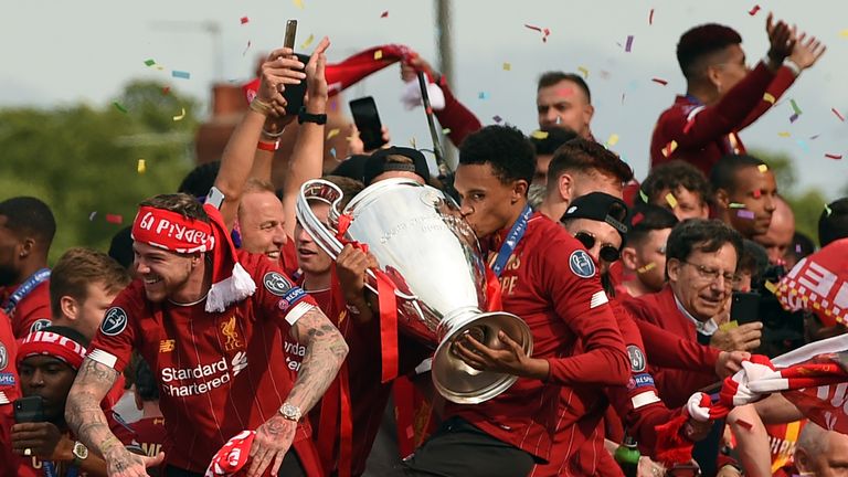 Trent Alexander-Arnold und die begehrte Trophäe.
