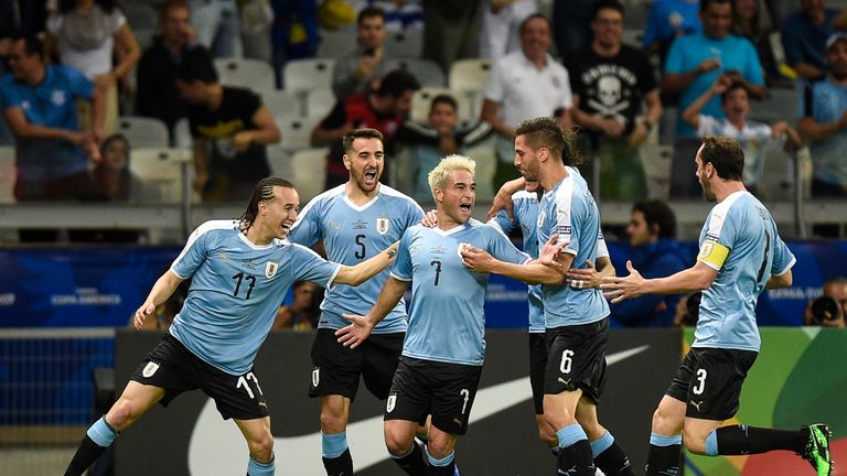 Nicolas Lodeiro trifft zum zwischenzeitlichen 3:0 für Uruguay und feiert mit seinen Teamkollegen