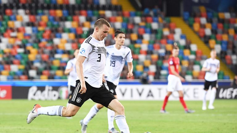 Lukas Klostermann: Auf den ersten 30 Metern wohl der schnellste im Kader. Sein Tempo hat bisher jeden Gegner beschäftigt. Sein Offensivdrang führte ab und zu aber zu gefährlichen Situationen über die rechte DFB-Seite. Bisher ein souveräner Auftritt.