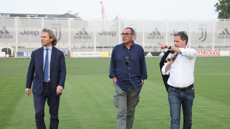 Maurizio Sarri (l.) verschafft sich einen Überblick über die Anlage seines neuen Vereins Juventus Turin.