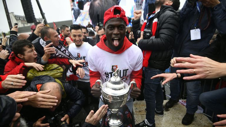 Platz 7: LIGUE 1 (Frankreich) - Transferausgaben: 29,95 Millionen Euro. M'Baye Niang ist bislang der teuerste Ligue-1-Transfer in diesem Sommer. Der Senegalese wechselt für 15 Millionen Euro fest vom FC Turin zu Stade Rennes. 