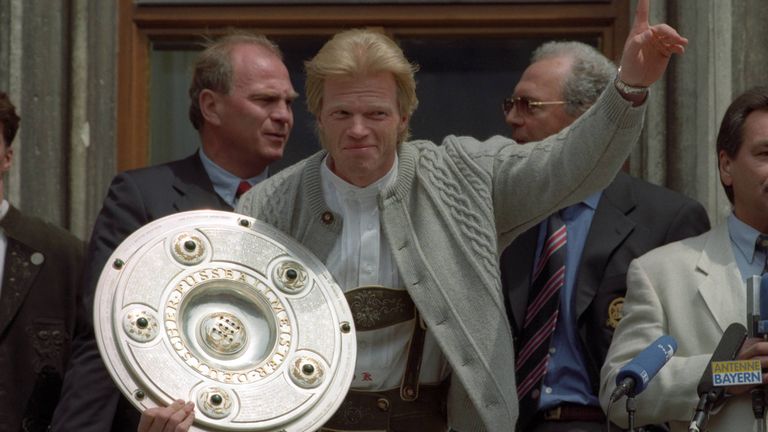 Nach seinem Wechsel zum FC Bayern holt Oliver Kahn zum ersten Mal in der Saison 1996/1997 die Schale. 