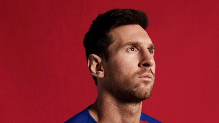 Lionel Messi posiert im neuen Trikot des FC Barcelona. (Quelle: twitter.com/fcbarcelona)