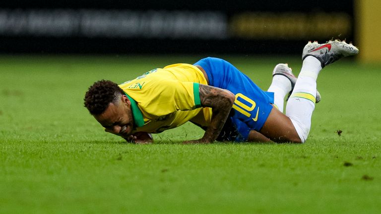 Neymar verletzt sich im Testspiel gegen Katar.