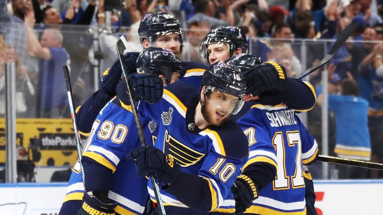 Die St. Louis Blues feiern den Serienausgleich gegen die Boston Bruins. 