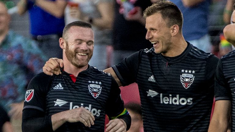 Rooney trifft aus 64 Metern.