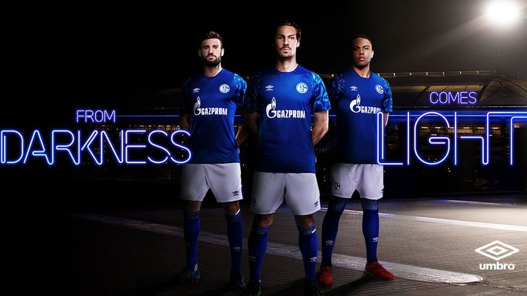 Das neue Schalke-Trikot kommt im schlichten Königsblau mit grafischen Elementen auf den Ärmeln (Quelle: twitter @s04)
