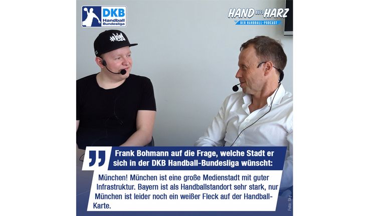 Sky Kommentator Florian Schmidt-Sommerfeld spricht mit Frank Bohmann (Geschäftsführer der Handball-Bundesliga GmbH).