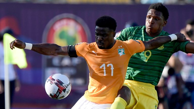 Serge Aurier (l.) und die Elfenbeinküste sind mit einem Sieg in den Afrika-Cup gestartet. 