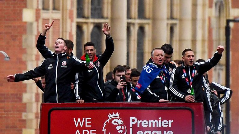 Auch Sheffield steigt als Tabellenzweiter direkt in die Premier League auf. Nach zwölf Jahren steigt die Mannschaft mit dem ältesten Stadion der Welt wieder in die englische Erstklassigkeit auf. 