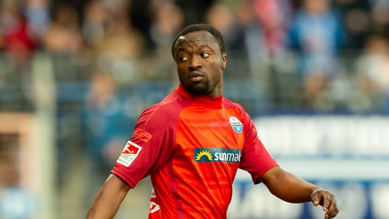 Nach der Rückkaufoption von Bernard Tekpetey steht ein Verbleib des Ghanaers auf Schalke jedoch noch in den Sternen. Fortuna Düsseldorf ist an einer Verpflichtung des Stürmers interessiert. Der 21-Jährige könnte zu einem möglichen Abgang werden. 