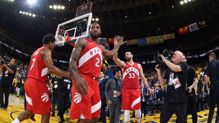 Die Toronto Raptors feiern im vierten Finalspiel den dritten Sieg gegen die Golden State Warriors