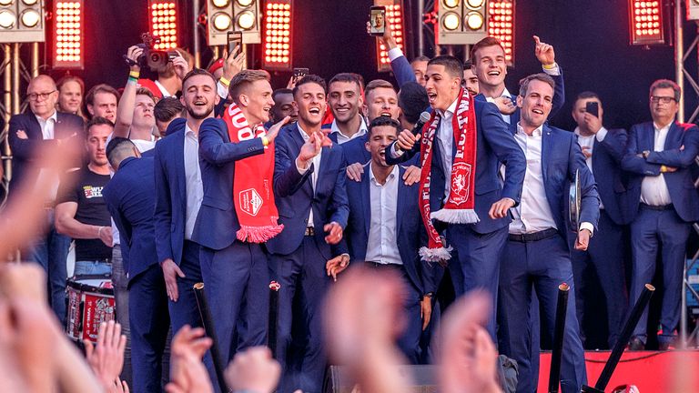 Meister in der zweiten niederländischen Liga. Das kann sich Twente Enschede nach dieser Saison nennen. Damit gelingt ihnen der direkte Wiederaufstieg. Nach der Meisterschaft in Liga eins im Jahr 2010, ging es in der letzten Saison steil Berg ab. 