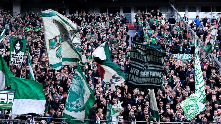 Werder-Fans demonstrieren am Pfingstmontag gegen den Verkauf des Stadionnamens.