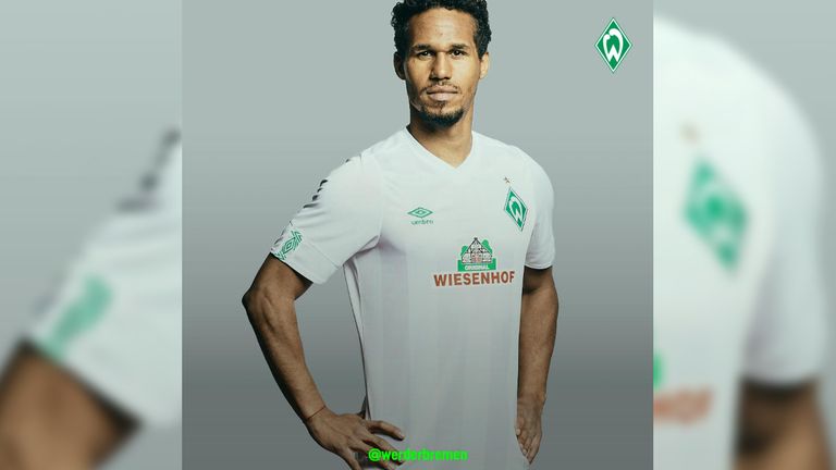Auch kommende Saison wird Werder seine Auswärtsspiele in weiß bestreiten. Das schlichte Trikot kommt mit abstraktem Muster am Ärmer und einem V-Ausschnitt (Quelle: werder.de).